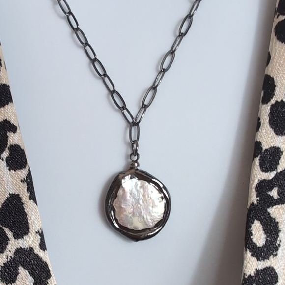 Jewelry - Pearly & Iridescent Artist Circle